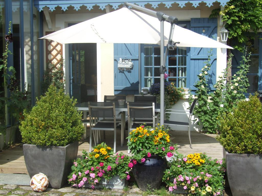 Les Glycines Bed & Breakfast Ury Dış mekan fotoğraf