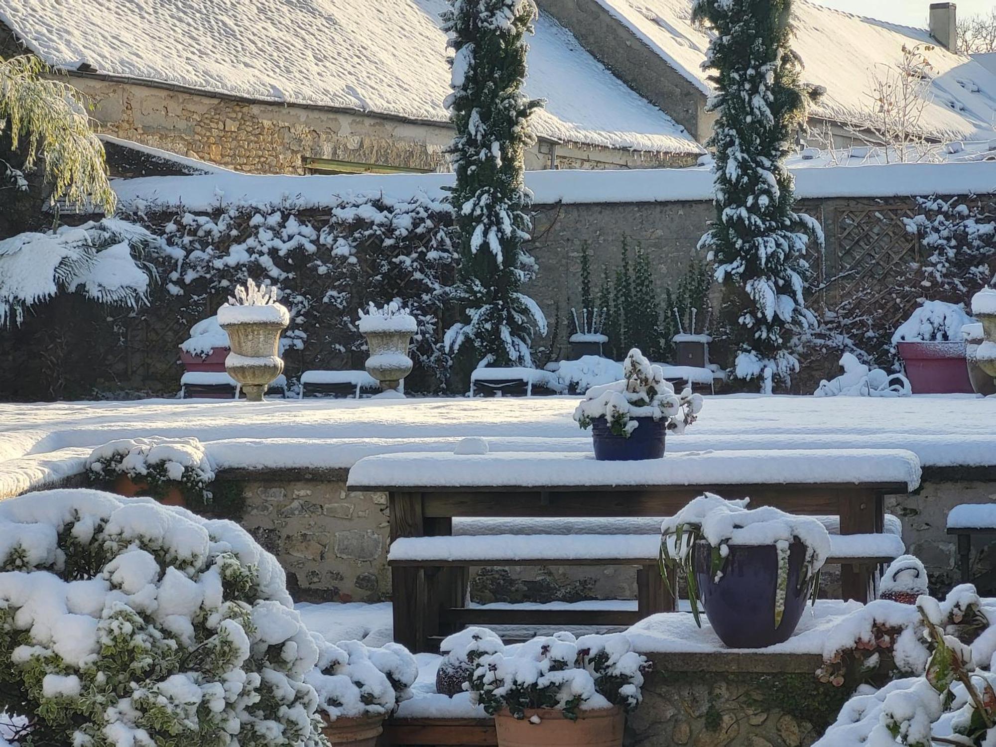 Les Glycines Bed & Breakfast Ury Dış mekan fotoğraf